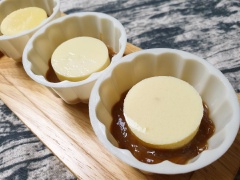 Cho một ít hỗn hợp rau câu ra chén rồi khuấy đều với 25gr sữa đặc (Có thể bỏ qua bước nào nếu bạn không thích ăn ngọt nhé) rồi cho vào 1/3 khuôn rau câu. Khi rau câu đông lại thì thêm nhân flan trứng đã làm vào.