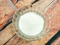 Trộn đều 100g đường và 4g bột rau câu dẻo trong 1 bát. Sau đó cho 350ml nước vào nồi, đun cho sôi thì cho từ từ hỗn hợp bột rau câu đường vừa trộn vào cùng, vừa cho vừa khuấy đều để thạch không bị vón cục, thêm nước cốt lá dứa, nấu khoảng vài phút cho hỗn hợp rau câu chín là tắt bếp. Đổ hỗn hợp rau câu ra khuôn đợi cho nguội thì đem cất tủ lạnh khoảng 2 tiếng cho rau câu đông lại. Khi chè đã nấu xong thì đem rau câu ra cắt thành những thanh ngắn hay dài tùy theo sở thích.