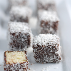 Bánh sẽ có độ xốp mềm hấp dẫn của sponge cake, cộng thêm phần vỏ chocolate và dừa sấy vô cùng quyến rũ.