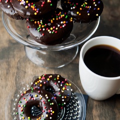 Khi bánh đã nguội, nhúng từng chiếc bánh vào hỗn hợp chocolate. Có thể rắc thêm cốm màu trang trí.