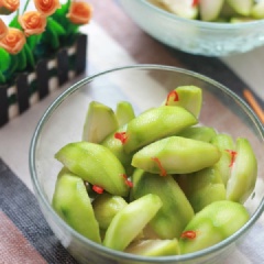 Khi đường đã tan hết, bạn rắc muối và ớt vào tô đựng cóc, xóc đều là có thể dùng được ngay.