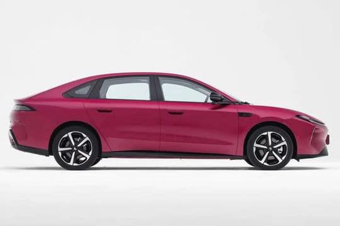 Xe sedan dài hơn 4,9 mét, mạnh 216 mã lực, giá chỉ hơn 250 triệu đồng - Tạp chí Doanh Nghiệp Việt Nam