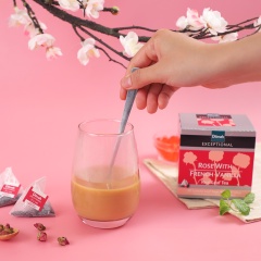 Sau 5 phút thì nhúng túi trà lên xuống 3 lần rồi lấy ra, cho tiếp 80ml sữa đặc vào và khuấy tan đều.