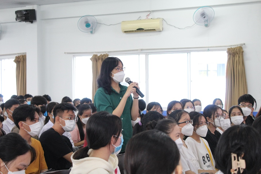 Phần giao lưu, trả lời câu hỏi đố vui nhận quà giữa các tân sinh viên và chương trình đầy hấp dẫn