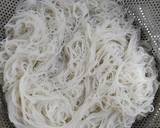 Đậu hũ cắt miếng vừa ăn --> chiên vàng.
- Bún gạo ngâm mềm --> luộc sơ --> vớt ra rổ cho ráo.