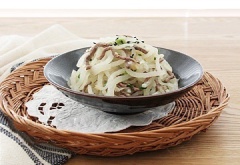 Không cần các nguyên liệu cầu kì hay bước làm phức tạp, chỉ với chút thịt bò, củ cải trắng và bạn đã có ngay món ăn ngon, hấp dẫn cho bữa cơm của gia đình rồi đó. Món ăn còn giúp cung cấp đủ các chất dinh dưỡng, hương vị thanh đạm nên ai cũng có thể ăn được hết. Vị ngọt của củ cải hòa quyện cùng thịt bò mềm, thấm đậm gia vị ướp, ăn đồ xào cùng cơm trong những ngày tiết trời nắng nóng giúp giải nhiệt tốt lắm đấy. Nhanh tay lưu lại ngay cách làm thịt bò xào củ cải trắng bạn nhé.