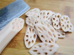 Khoai tây và củ sen gọt vỏ, rửa sạch, cắt nhỏ.
