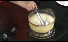 Gạo tẻ vo sạch, cho vào nồi cùng 700ml nước, nấu sôi nhỏ lửa cho hạt gạo mềm.