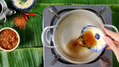 Nấu nước mắm bánh bèo miền Trung: Nước mắm chan bánh bèo cũng đặc biệt hơn các nước chấm khác vì lấy nước dừa tươi để nấu nhằm tạo vị ngọt thơm. Cho vào chảo 400ml nước dừa tươi, 50ml nước mắm và 50gr đường rồi nấu đến khi sôi. Khi ăn cho vài lát ớt tươi vào cùng.