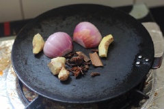 Cho gừng, hành tây, quế, hồi lên chảo nướng trong 10 phút.