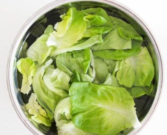 Xà lách nhặt, rửa sạch, cắt khúc vừa ăn. Cà chua rửa sạch, cắt múi cau.