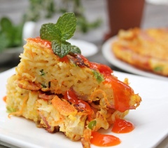 Cho pancake mì gói ra đĩa, ăn nóng cùng rau xà lách và tương ớt rất ngon.