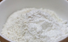 Rây bột mì, bột nở, muối vào một cái chén. Sau đó cho hỗn hợp trứng và chung với bột, đánh đều.