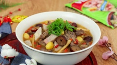 Múc bắp bò hầm ra tô, trang trí với ngò rí cho đẹp mắt, món này có thể ăn kèm với cơm hoặc bún đều rất ngon. Nhìn từng lát bắp bò đậm đà gia vị chen lẫn rau củ nhiều màu sắc ăn cùng cơm trắng mới nấu nóng hổi thì trên cả tuyệt vời! Đã có công thức rồi, bạn còn chờ gì nữa mà không vào bếp ngay để trổ tài nấu nướng của mình nào!