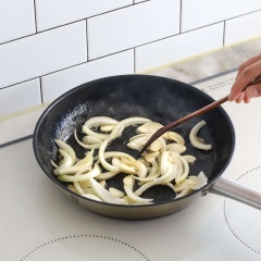 Đun nóng 2 muỗng canh dầu ăn trong chảo, cho hành tây vào đảo đều 1-2 phút. Tiếp đến thêm vào rau lang đã thái. Nêm vào bột tía tô, nước tương, nước lọc, đảo đều thêm ít phút thì tắt bếp.