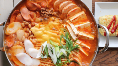 Món lẩu có thể ăn cùng mì tôm hoặc cơm đều ngon. Vị cay thơm đặc trưng của lẩu thích hợp dùng trong những ngày trời trở lạnh nhé!