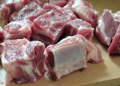 Sườn non chặt khúc vừa ăn. Đổ nước ngập mặt sườn, luộc 30 phút để sườn mềm.