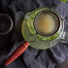 Cho đường và nước vào nồi, đun sôi cho tan hết đường, ta được hỗn hợp siro đường. Đợi hỗn hợp siro nguội, bạn dầm nhuyễn lá húng quế rồi cho vào, vắt nước cốt chanh vào khuấy đều lên là hoàn thành.