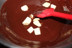 Phần kem trang trí: Đun cách thủy chocolate cho tan chảy. Cho bơ vào trộn đều.