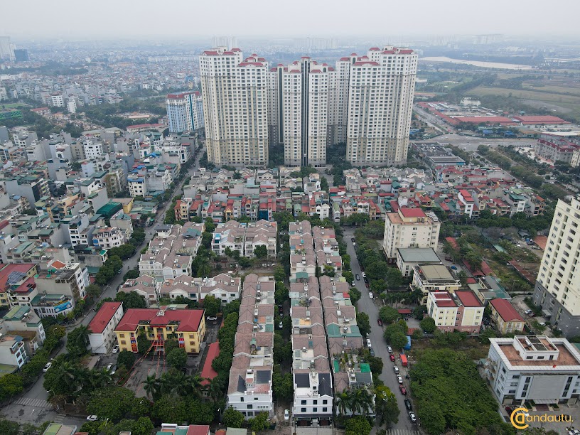 <p>Hyundai HillState là dự án tổ hợp khu chung cư cao cấp và biệt thự nằm tại khu trung tâm hành chính quận Hà Đông. Dự án hứa hẹn sẽ mang đến cho cư dân một không gian sống sang trọng, tiện nghi và đẳng cấp.</p>
<p>Hyundai HillState là được xây dựng với tiêu chí ” Vì con người” hướng tới mô hình một thành phố thu nhỏ với mật độ xây dựng thấp. Còn lại là diện tích dành cho khuôn viên cây xanh, bể bơi, sân tennis, lối tản bộ, sân vườn… ngay chính giữa các tòa nhà.</p>