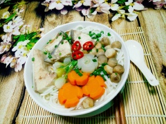 Cho cọng bánh canh vào tô rồi gắp cá bóp với cà rốt, củ cải, hành ngò vào tô rồi chan nước dùng lên, dùng nóng. Nước dùng thanh ngọt, đậm đà với từng miếng cá tươi ngon, mềm thơm, béo ngậy quyện với những cọng bánh canh trắng ngần, thật hấp dẫn. Đây là món bánh canh cá bớp tươi, thơm ngon, dễ nấu, bạn có thể nấu cho cả nhà thưởng thức mà không tốn quá nhiều thời gian.