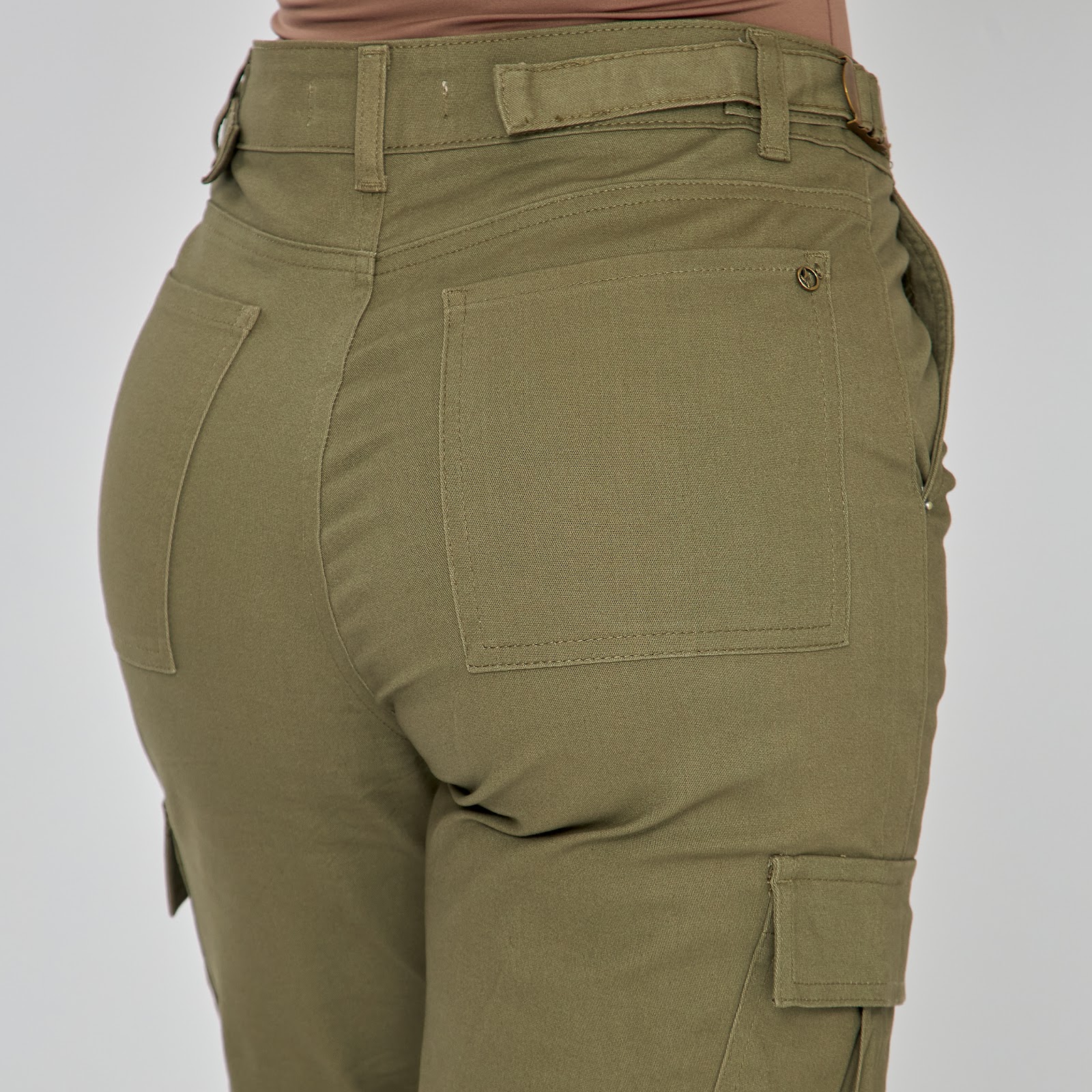 Pantalón cargo bota recta tiro alto en denim stretch, color crudo - Vista 11