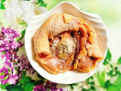 Thịt gà sau khi đã lọc bỏ xương đem rửa sạch, thấm khô, cho 1 chút muối, 1 chút bột nêm, tiêu vào phần thịt gà rồi xoa đều cho thịt ngấm gia vị, ướp khoảng 20 phút.