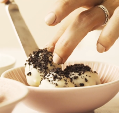Thưởng thức ngay thôi nào. Trông thật hấp dẫn và ngon miệng đúng không nào? Món Oreo truffles này được sẽ rất các bạn nhỏ vô cùng yêu thích khi nhìn thấy chúng đấy!