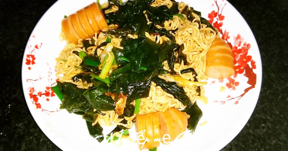 Mì gói xào xúc xích rong biển