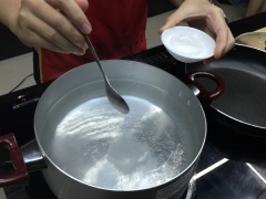 Cách nấu bánh canh cua: Đổ nước vào nồi, bắc lên bếp, thêm một ít muối ăn để khi thịt chín được đậm đà. Cho thịt heo vào đậy vung lại, luộc chín. Vớt thịt heo luộc ra đĩa hoặc thớt cho nguội. Cắt lát mỏng vừa ăn cho vào đĩa riêng.