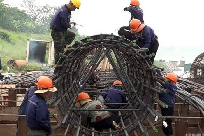 Cận cảnh công trường cầu Vân Phúc chạy đua trước mùa lũ sông Hồng - Báo Sức Khỏe &amp; Đời Sống