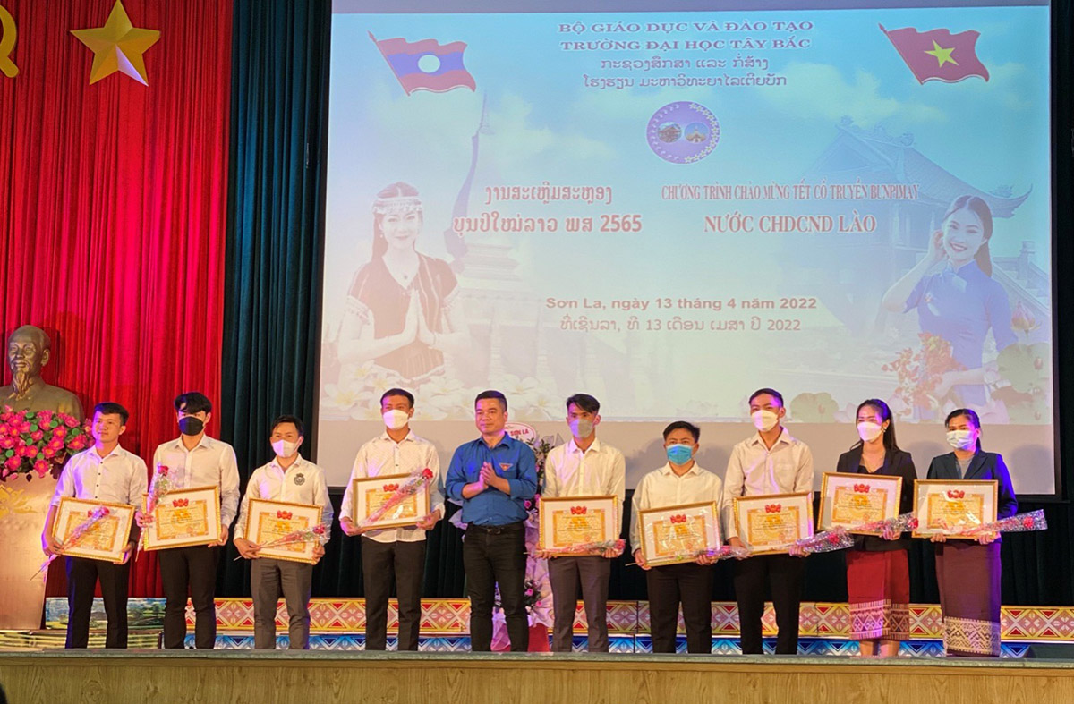 Chương trình chào mừng Tết cổ truyền Bun-pi-may cho lưu học sinh Nước CHDCND Lào tại Trường Đại học Tây Bắc