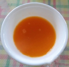 Chanh dây nạo lấy ruột, lược qua rây, lấy phần nước. 600ml nước, đường cho vào nồi nấu sôi 2 phút. Sau đó cho trà lipton vào nấu 3 phút cho ra mùi thơm đậm vị là tắt bếp. Để nguội trước khi đổ nước chanh dây vào khuấy đều.