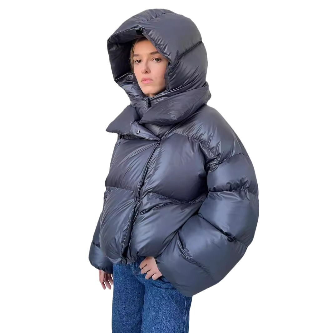 Short women's puffy jacket in streetwear style with hood