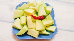 Cho xoài, đường, muối ớt, nước mắm và ớt cắt lát vào hộp và lắc đều khoảng 30 giây. Có thể ăn ngay hoặc cho vào tủ lạnh 1-2 tiếng cho xoài lạnh và ngấm đều.