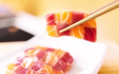 Món sashimi cá hồi và cá ngừ đã hoành thành, ăn với cơm cuộn và chấm mù tạt nhé!
