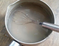 Thành long xay nhuyễn, rây lấy nước. Ngâm bột rau câu với 1.5 lít nước khoảng 20-30 phút cho nở rồi cho lên bếp đun sôi cho bột rau câu tan đều. Sau đó cho nước thanh long vào, khuấy đều rồi tắt bếp.