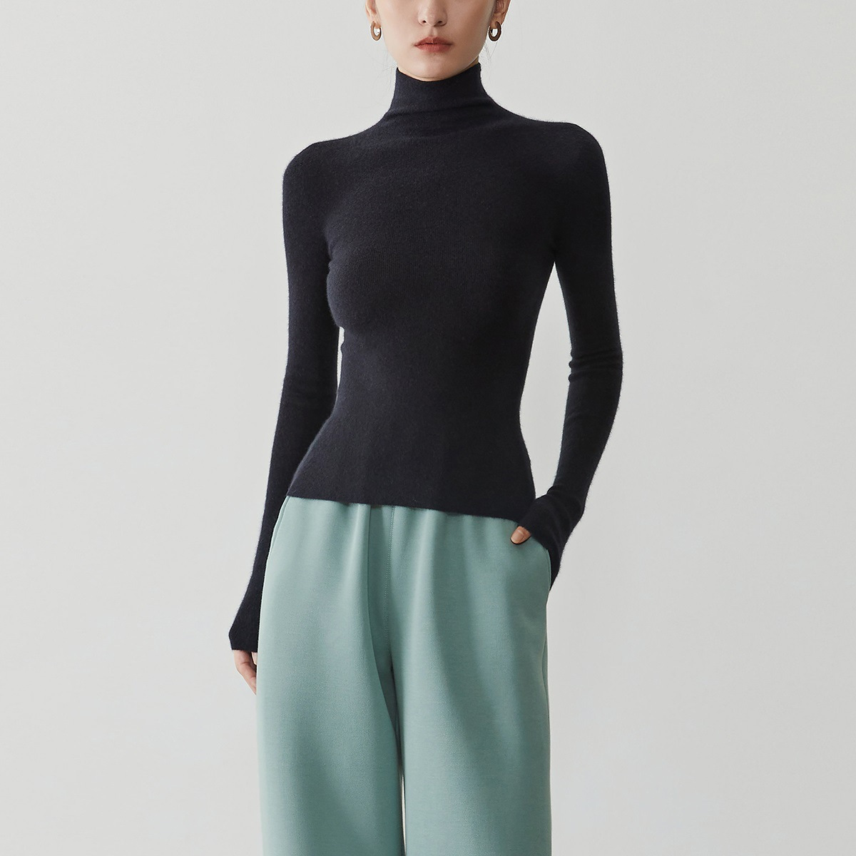Women's cashmere sweater with standing collar, seamless