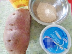 Khoai lang gọt vỏ, thái miếng dày cỡ khoảng ngón tay. Ngâm khoai vào thau nước lạnh có pha 1 chút muối, để vài phút rồi đổ khoai ra rổ xả qua nước lạnh cho sạch. Để ráo.