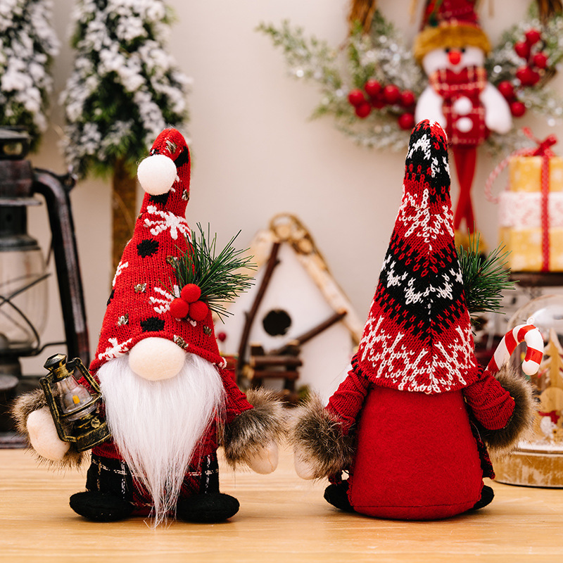 Weihnachts-Wichtelfigur mit Strickmütze, stehend