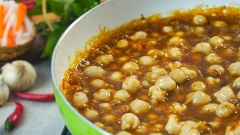Thêm răng mực vào chảo sốt đang sôi, đảo nhanh tay sau đó cho 50gr bơ vào, đảo lên lần nữa cho bơ hoà tan vào răng mực và nước sốt thì tắt bếp.