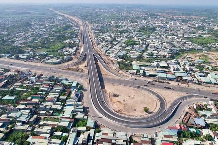Cận cảnh toàn tuyến đường cao tốc nối TP Đồng Nai với TPHCM trước ngày thông xe - Báo Người Lao Động