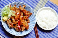 Múc ếch om coca ra đĩa, trang trí hành lá thêm hấp dẫn.