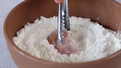 Cho vào âu 100gr bột mì đa dụng, 50gr bột bắp rồi trộn đều. Sau đó cho thịt gà đã ướp áo qua lớp bột khô. Bắc chảo dầu lên bếp, canh nhiệt độ trung bình khoảng 180-190 độ C rồi cho gà vào chiên vàng.