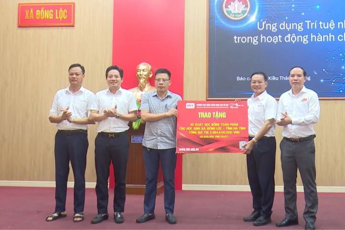 Trao 180 suất học bổng toàn phần cho học sinh Hà Tĩnh - Đài Phát thanh và truyền hình Hà Nội