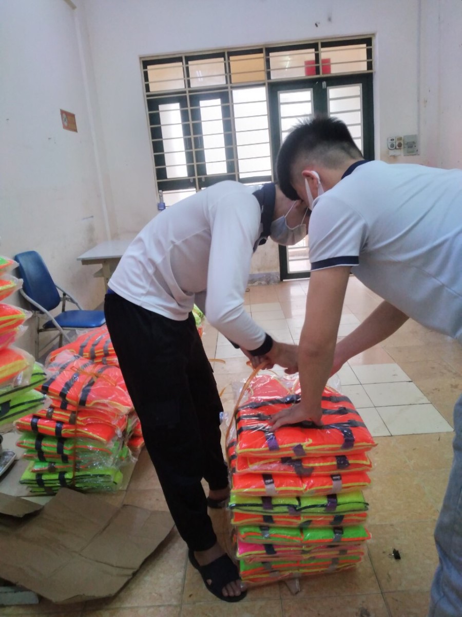 Công đoàn - Chi đoàn Giáo viên Cán bộ Khoa Khoa học Tự nhiên - Công nghệ trao tặng áo phao cứu sinh cho học sinh Trường TH, THCS Tạ Bú