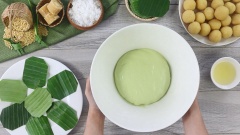 Sau khi bột nghỉ đủ, thoa một ít dầu ăn vào tay. Lấy khoảng 30gr bột, ấn dẹt bột thành hình tròn, cho từng viên nhân đậu xanh dừa vào giữa. Dùng tay miết phần vỏ bao bọc viên nhân và vo tròn từng cái bánh.
