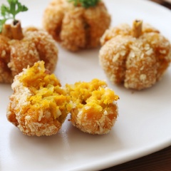 Làm nóng chảo với lượng dầu đủ ngập mặt bánh khi chiên. Chờ dầu thật sôi, nếu có nhiệt kế bạn có thể đo nhiệt độ dầu sôi đến 170 độ C thì thả viên bánh vào chiên, hạ lửa vừa, chiên cho đến khi bánh ngả màu vàng đều thì vớt bánh ra đĩa có lót sẵn giấy thấm dầu. Xếp bánh ra đĩa, bẻ ít kẹo thanh và rau mùi để trang trí phần “cuống” của “quả bí” sao cho bánh giống với “quả bí” hơn.