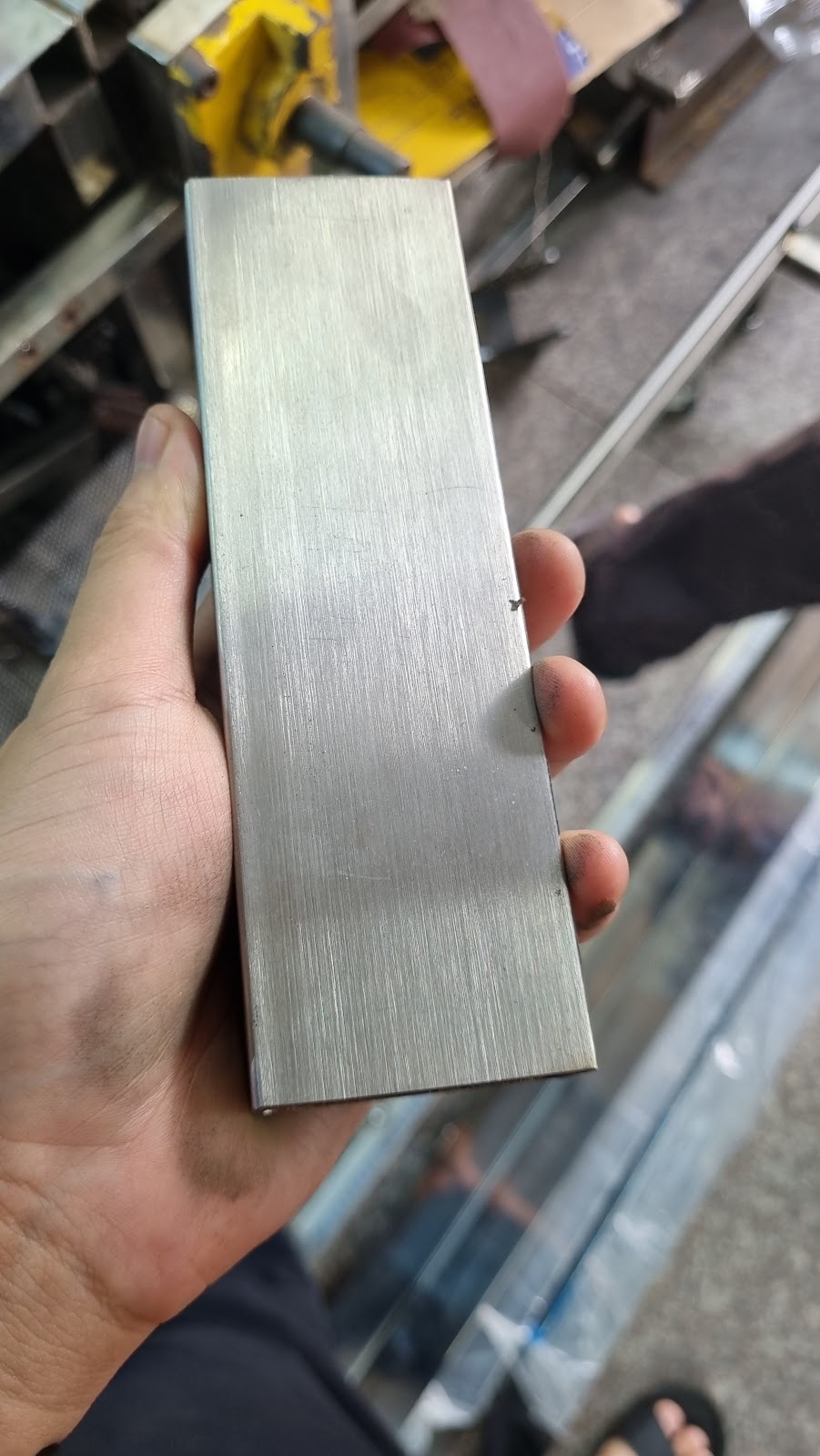 Hộp Inox Vuông Đi Công Trình Ven Biển: Vì Sao Không Chỉ Chọn Bề Mặt Đẹp Là Đủ - hộp chữ nhật đánh xước thật