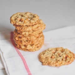 Bánh cookie rượu chocolate với hương vị khá lạ miệng khi thoang thoảng vị rượu Bourbon Whisky hòa cùng chocolate chip béo ngọt cực kì hấp dẫn. Cuối tuần rảnh rỗi thử làm ngay những chiếc bánh vừa xinh vừa ngon này nhé.